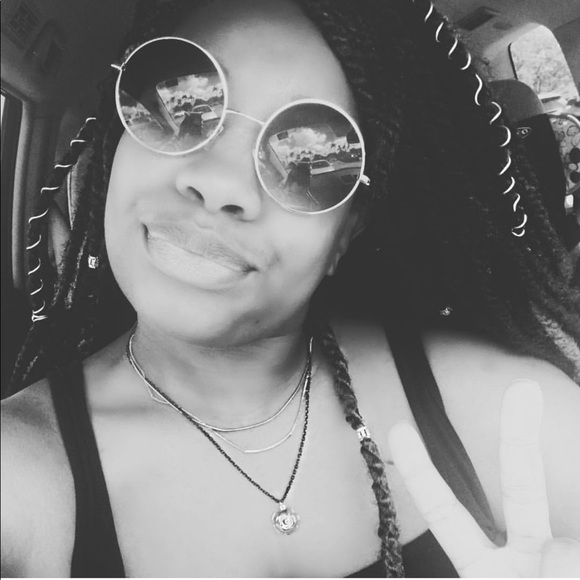 Meet your Posher, Julianna - Picture 1 of 2